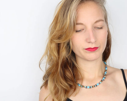Handgefertigte Edelsteinkette für Damen mit Iolith und Türkis, 45 cm lang, mit vergoldetem Silberverschluss