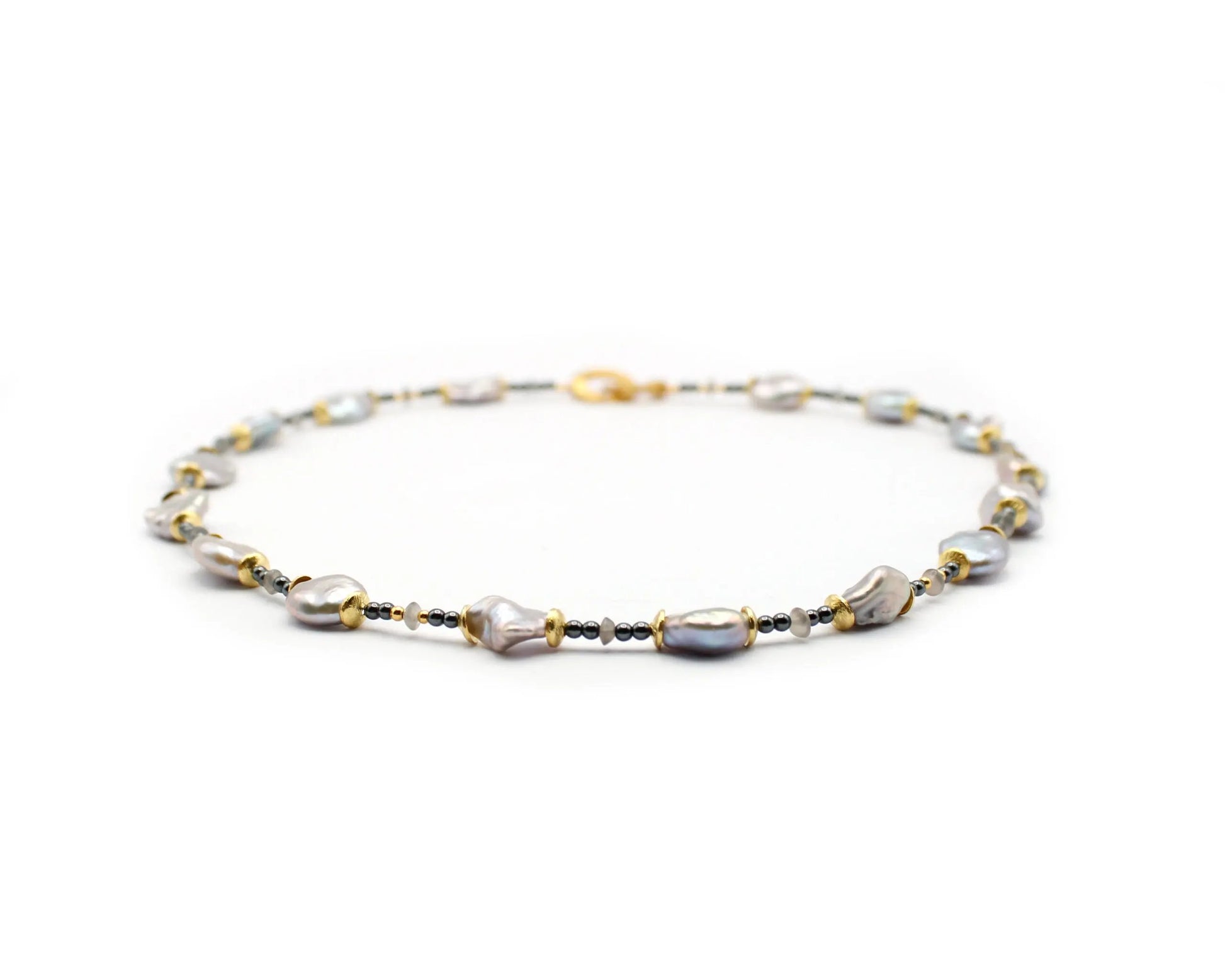 Edelsteinkette 45 cm mit Hämatin Labradorit und flachen runden Süßwasserzuchtperlen vergoldeter 925 Silber Einhängeverschluss