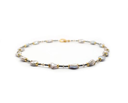 Edelsteinkette 45 cm mit Hämatin Labradorit und flachen runden Süßwasserzuchtperlen vergoldeter 925 Silber Einhängeverschluss