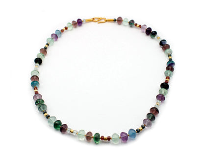 Handgefertigte Edelsteinkette mit Fluorit Aquamarin Turmalin und Hämatin 45 cm lang runde Steine vergoldeter S-Hakenverschluss