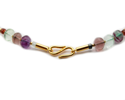 Handgefertigte Edelsteinkette mit Fluorit Aquamarin Turmalin und Hämatin 45 cm lang runde Steine vergoldeter S-Hakenverschluss