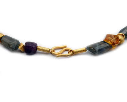 Handgefertigte Edelsteinkette 45 cm mit Labradorit Rubin Mandarin-Granat Tsavorit Morganit Aquamarin und Citrin vergoldeter S-Hakenverschluss