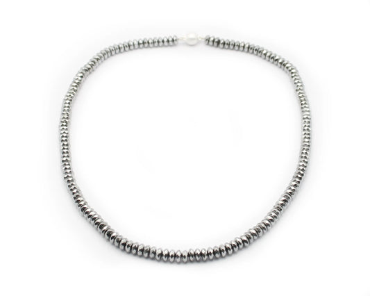 Einreihige Hämatin-Kette mit 6x3 mm Rondellen und 8-mm-eismattem Magnetverschluss für stilvolle Eleganz