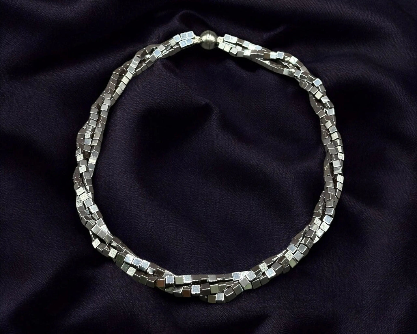 Kette aus Hematin-Würfeln 3-reihig mit Rugatec-Magnetverschluss Teil der Shadow Magnetica-Kollektion