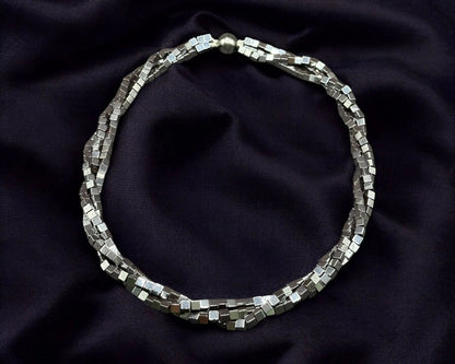 Kette aus Hematin-Würfeln 3-reihig mit Rugatec-Magnetverschluss Teil der Shadow Magnetica-Kollektion