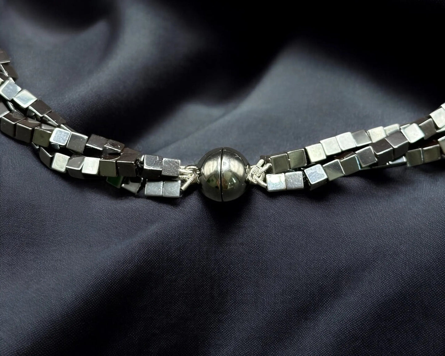 Kette aus Hematin-Würfeln 3-reihig mit Rugatec-Magnetverschluss Teil der Shadow Magnetica-Kollektion