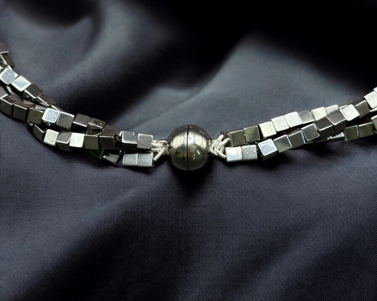 Kette aus Hematin-Würfeln 3-reihig mit Rugatec-Magnetverschluss Teil der Shadow Magnetica-Kollektion