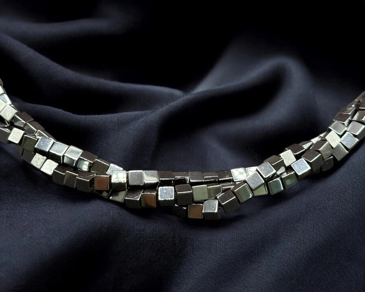 Kette aus Hematin-Würfeln 3-reihig mit Rugatec-Magnetverschluss Teil der Shadow Magnetica-Kollektion