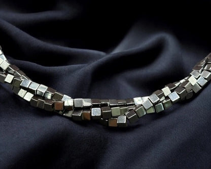 Kette aus Hematin-Würfeln 3-reihig mit Rugatec-Magnetverschluss Teil der Shadow Magnetica-Kollektion