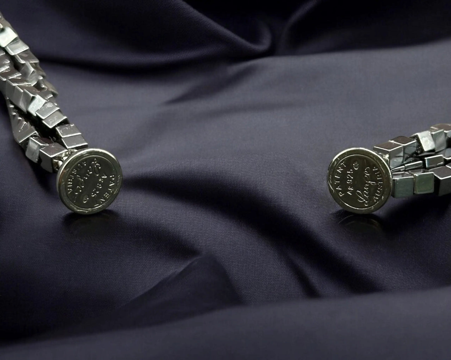 Kette aus Hematin-Würfeln 3-reihig mit Rugatec-Magnetverschluss Teil der Shadow Magnetica-Kollektion