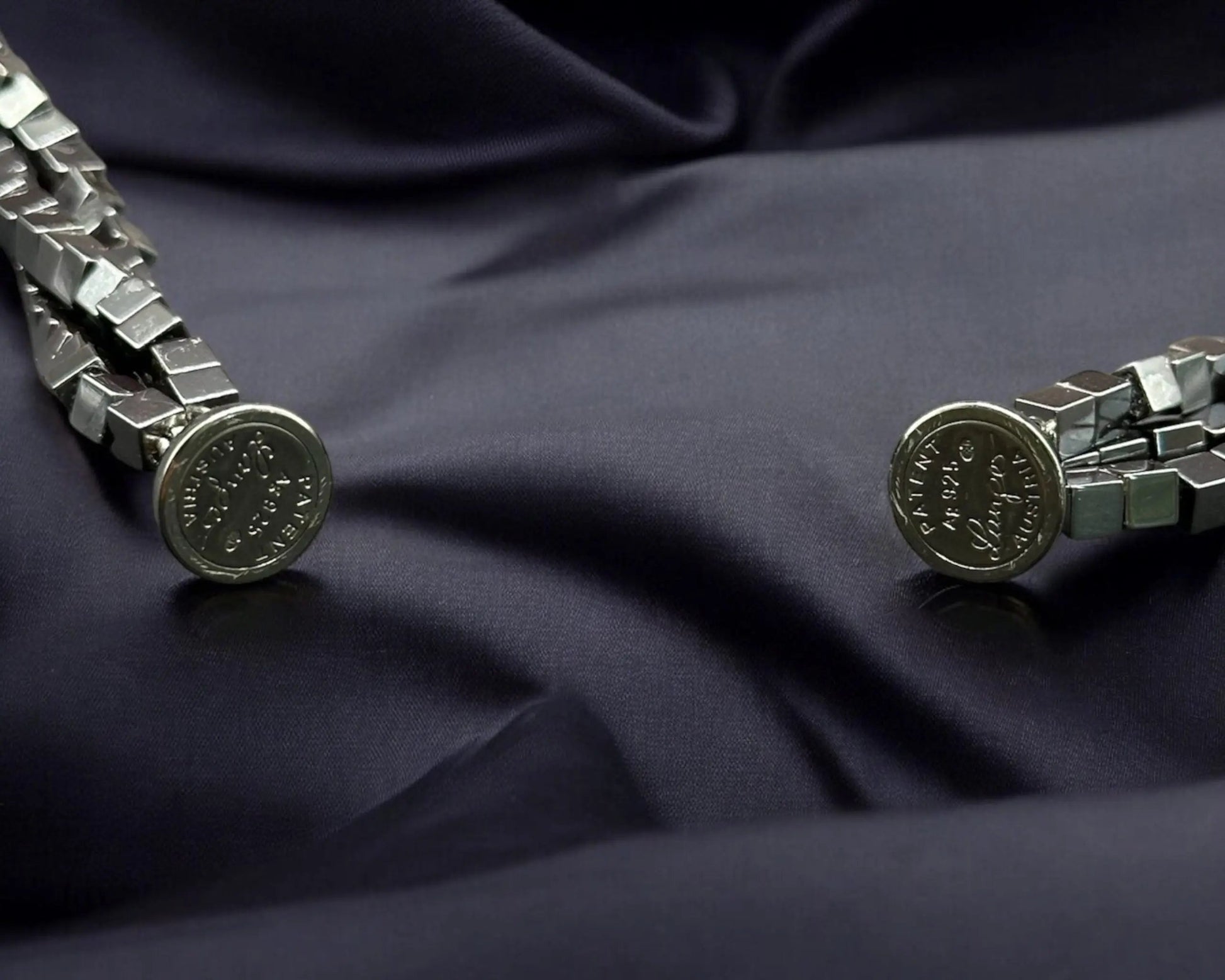 Kette aus Hematin-Würfeln 3-reihig mit Rugatec-Magnetverschluss Teil der Shadow Magnetica-Kollektion