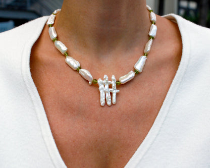 Kette aus Süßwasserzuchtperlen und Peridoten Tiger Treasure- Qualität, inspiriert seit 1890