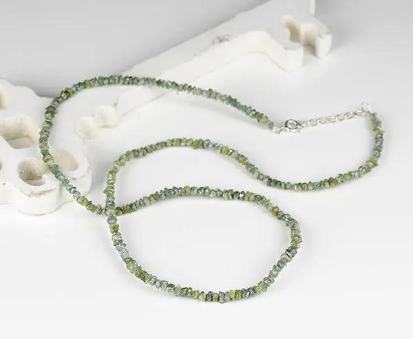 Handgefertigte Kette aus grünen behandelten Diamantensplittern mit silbernem Verschluss
