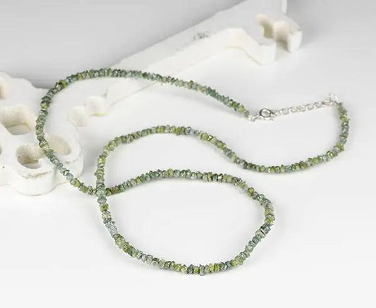 Handgefertigte Kette aus grünen behandelten Diamantensplittern mit silbernem Verschluss
