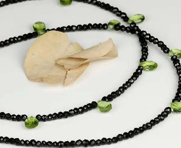 Elegante Kette aus schwarzen Spinellen und grünen Peridoten mit rotvergoldetem Karabinerverschluss