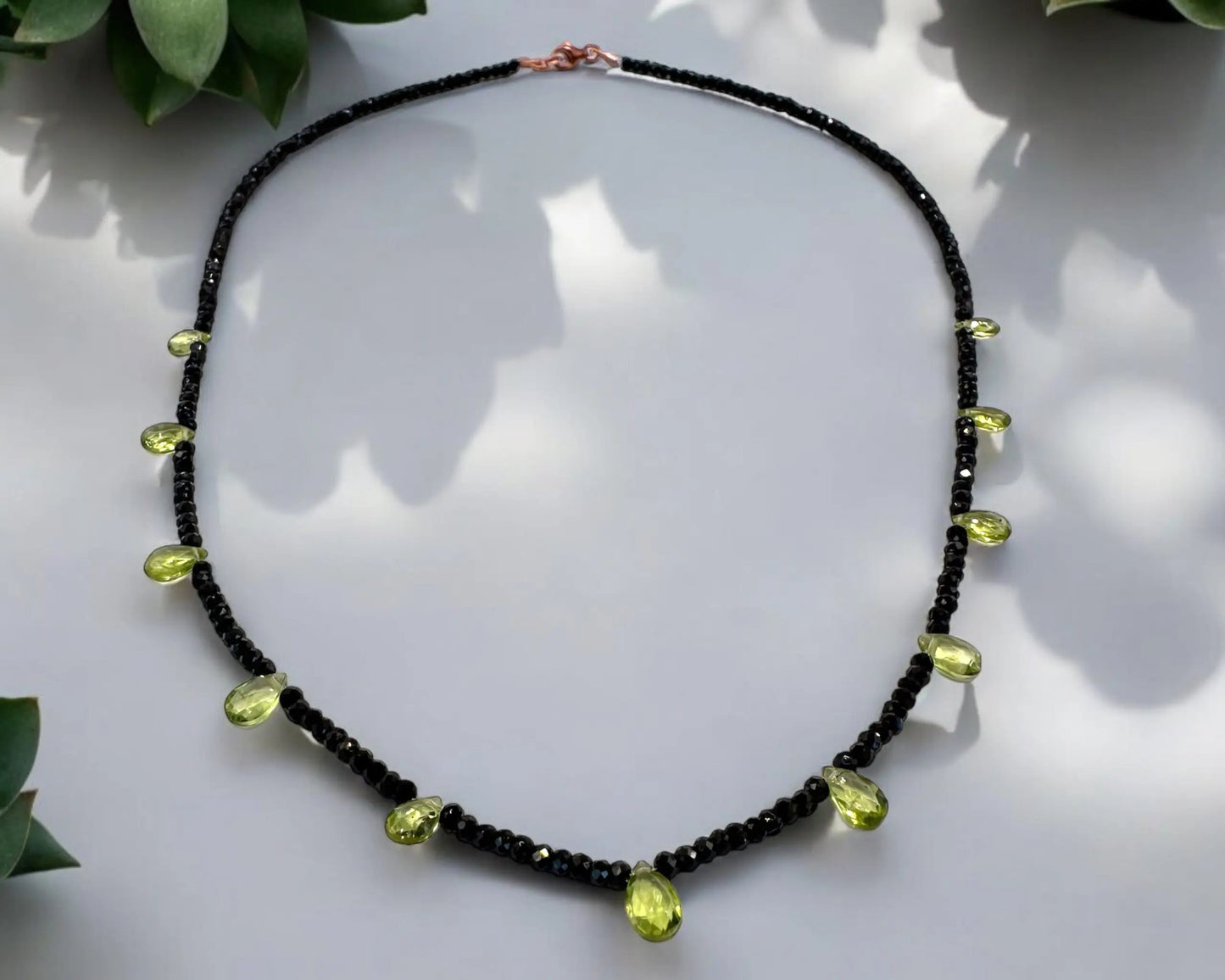 Elegante Kette aus schwarzen Spinellen und grünen Peridoten mit rotvergoldetem Karabinerverschluss