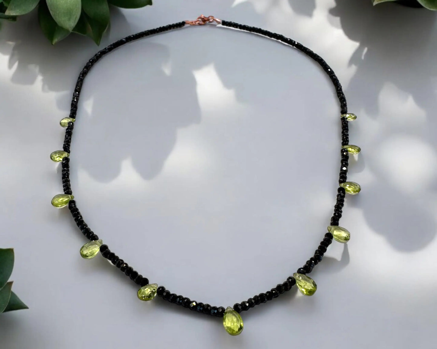 Elegante Kette aus schwarzen Spinellen und grünen Peridoten mit rotvergoldetem Karabinerverschluss