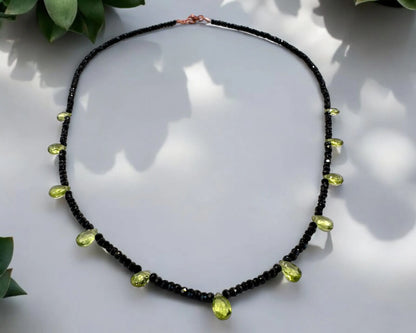 Elegante Kette aus schwarzen Spinellen und grünen Peridoten mit rotvergoldetem Karabinerverschluss