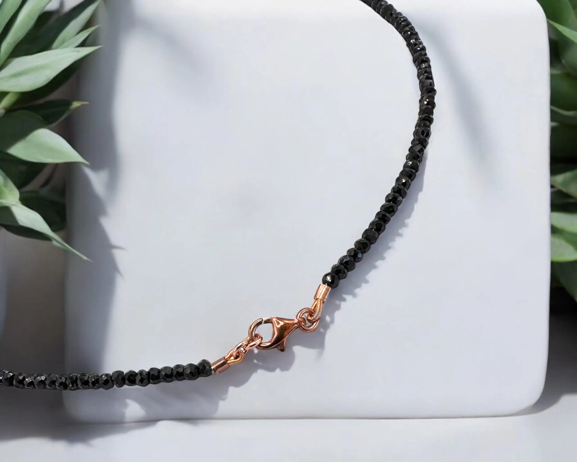 Elegante Kette aus schwarzen Spinellen und grünen Peridoten mit rotvergoldetem Karabinerverschluss