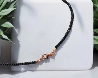 Elegante Kette aus schwarzen Spinellen und grünen Peridoten mit rotvergoldetem Karabinerverschluss