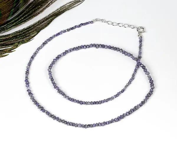 Handgefertigte Kette aus violetten behandelten Diamantensplittern mit silbernem Federringverschluss