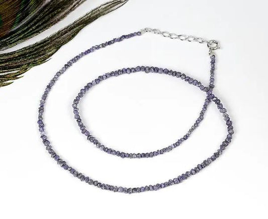 Handgefertigte Kette aus violetten behandelten Diamantensplittern mit silbernem Federringverschluss