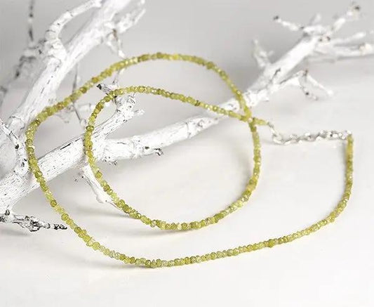 Handgefertigte Kette mit natürlichen gelb-grauen Diamantsplittern und silbernem Federringverschluss