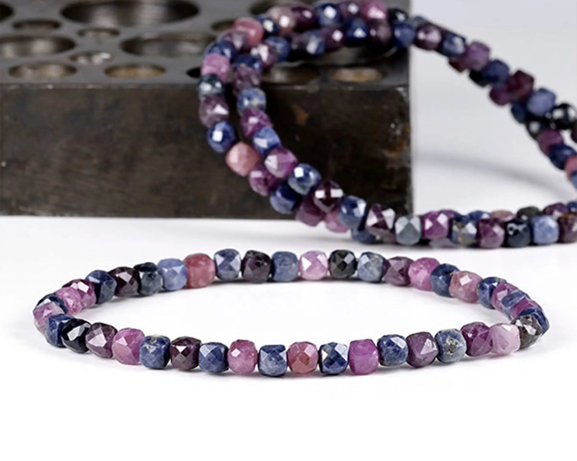 Handgefertigtes Korund Armband – 4 mm facettierte Edelstein-Perlen mit Diamond Polish