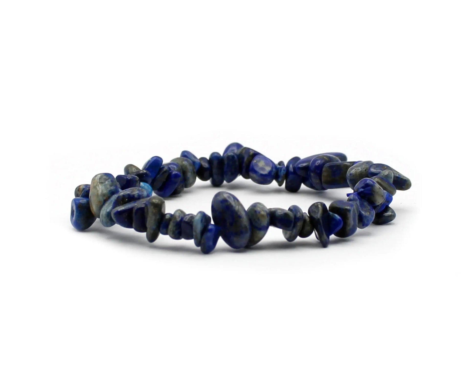 Elastisches Lapislazuli Armband mit 6–8 mm Splittersteinen, handgefertigt und tiefblau mit goldfarbenen Pyrit-Einschlüssen