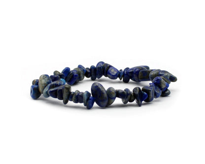 Elastisches Lapislazuli Armband mit 6–8 mm Splittersteinen, handgefertigt und tiefblau mit goldfarbenen Pyrit-Einschlüssen