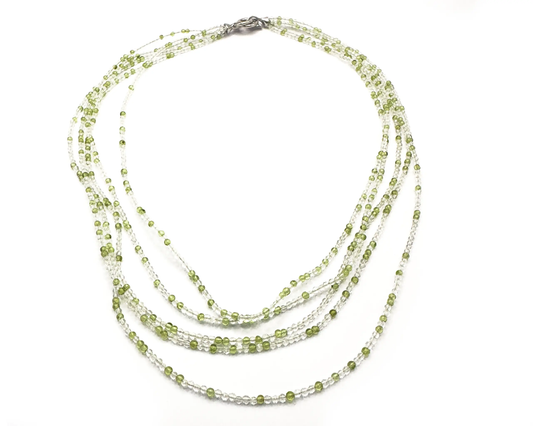 Mehrreihige Kette aus Bergkristall und Peridot mit Silberverschluss, 45 cm