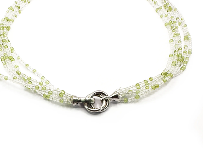 Mehrreihige Kette aus Bergkristall und Peridot mit Silberverschluss, 45 cm