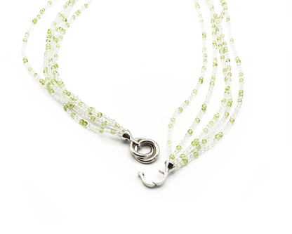 Mehrreihige Kette aus Bergkristall und Peridot mit Silberverschluss, 45 cm