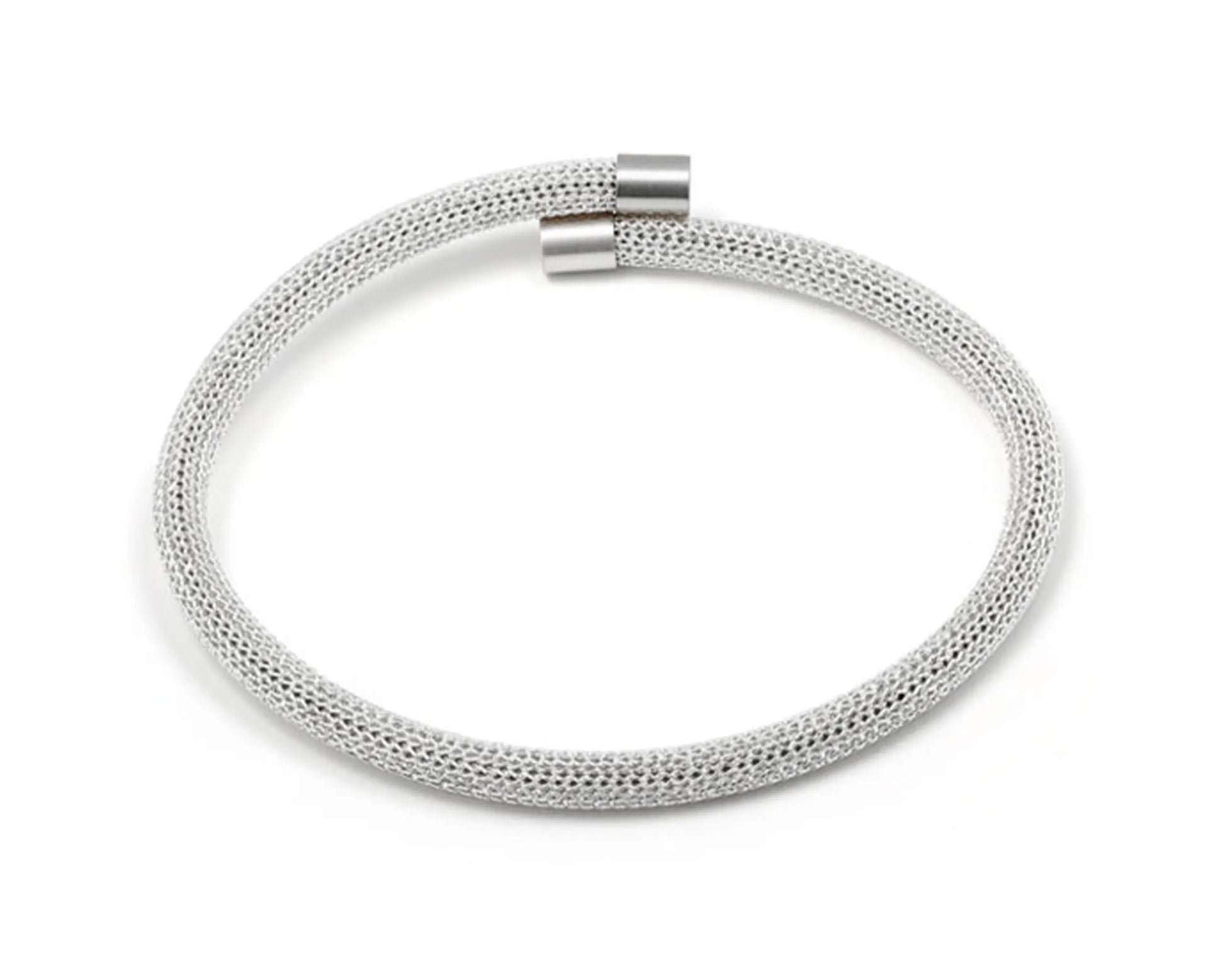 Moderner silberfarbener Armreif aus Edelstahl und metallisiertem Polyester mit robusten Endkappen für elegante und zeitlose Looks