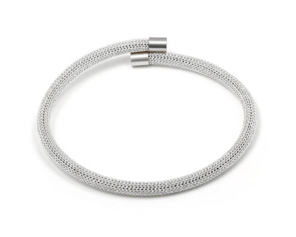 Moderner silberfarbener Armreif aus Edelstahl und metallisiertem Polyester mit robusten Endkappen für elegante und zeitlose Looks