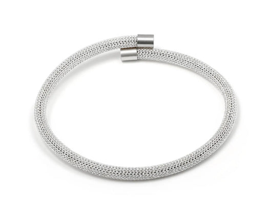 Moderner silberfarbener Armreif aus Edelstahl und metallisiertem Polyester mit robusten Endkappen für elegante und zeitlose Looks