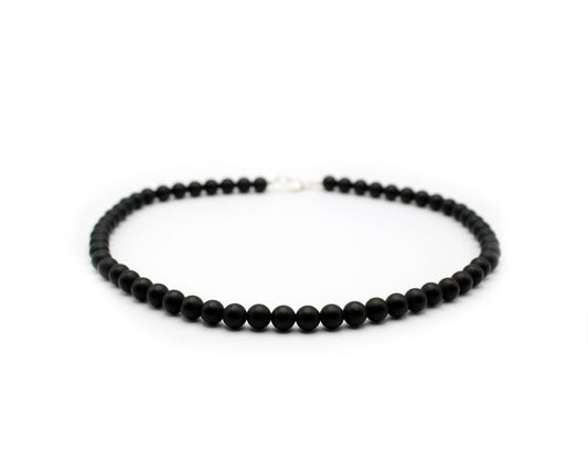 Onyx Kette matt 8 mm handgefertigtes Schmuckstück aus Brasilien mit 925 Silberkarabiner für Stärke Schutz und zeitlose Eleganz Tiger Treasure - Qualität, inspiriert seit 1890