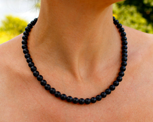 Onyx Kette matt 8 mm handgefertigtes Schmuckstück aus Brasilien mit 925 Silberkarabiner für Stärke Schutz und zeitlose Eleganz Tiger Treasure - Qualität, inspiriert seit 1890