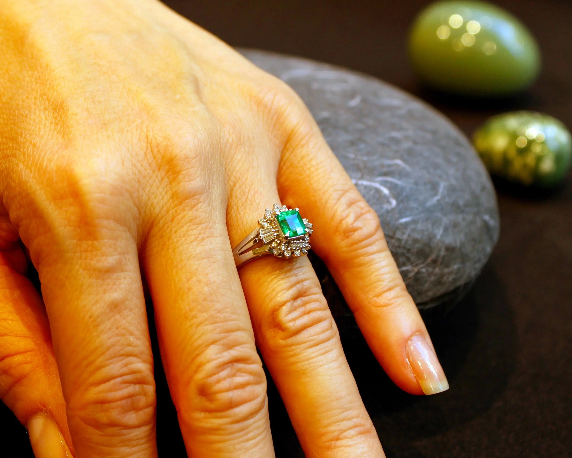 Platin-Ring mit kolumbianischem Smaragd & Diamanten – Ein Hauch von Ewigkeit Tiger Treasure - Qualität, inspiriert seit 1890