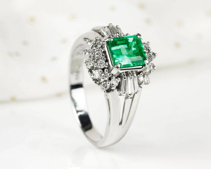 Platin-Ring mit kolumbianischem Smaragd & Diamanten – Ein Hauch von Ewigkeit Tiger Treasure - Qualität, inspiriert seit 1890