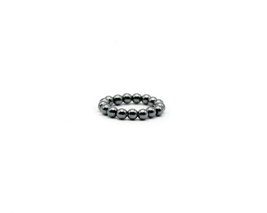 Elastischer Ring aus dunklem Hämatin mit 4 mm Perlen und 1,8 cm Durchmesser