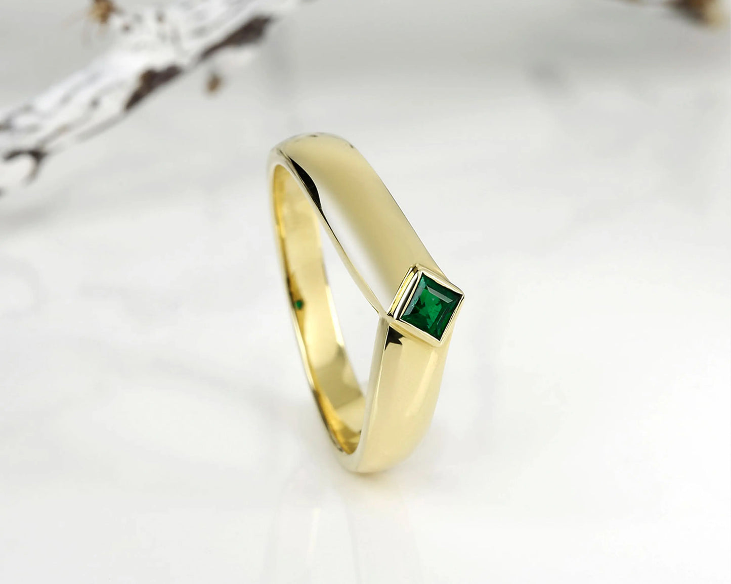 Ring „Emerald Grace“ – 18K Gelbgold mit Smaragd Tiger Treasure - Qualität, inspiriert seit 1890