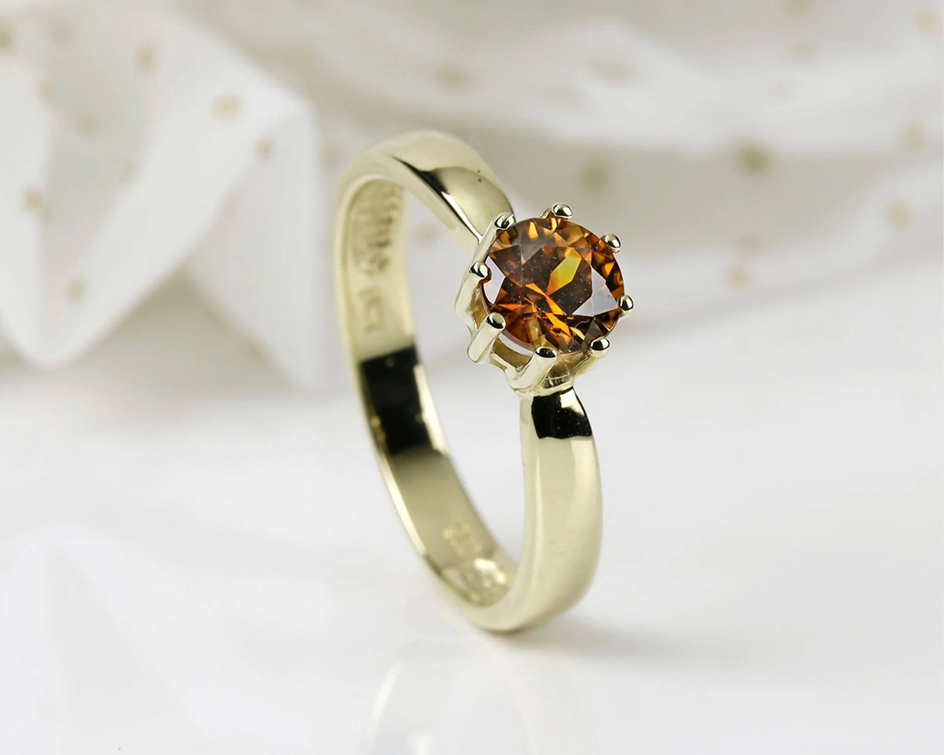 Ring „Spark of Elegance“ – 14K Gelbgold mit Zirkon Tiger Treasure - Qualität, inspiriert seit 1890