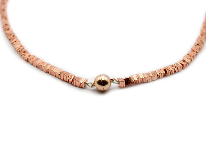 Einreihige rosearbene Hämatin-Carré-Kette mit 4-mm-Würfeln und 8-mm- Magnetverschluss aus 925 Silber in rose