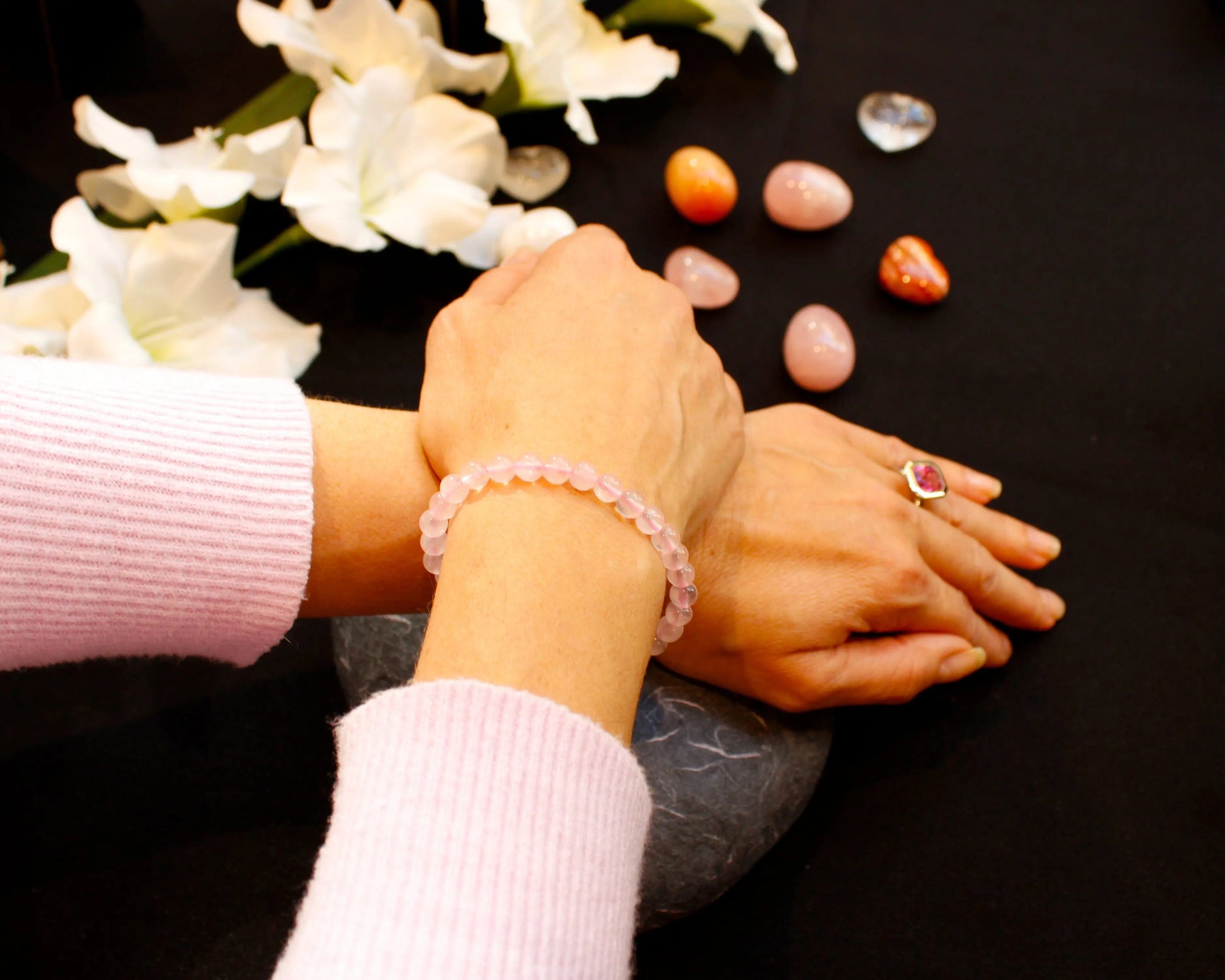 Rosenquarz Armband 6mm handgefertigt mit Edelsteinen aus Brasilien Schmuckstück für Liebe Harmonie und emotionale Heilung Tiger Treasure - Qualität, inspiriert seit 1890