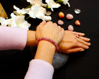 Rosenquarz Armband 8mm handgefertigt mit Edelsteinen aus Brasilien Schmuckstück für Liebe Harmonie und sanfte Eleganz Tiger Treasure - Qualität, inspiriert seit 1890