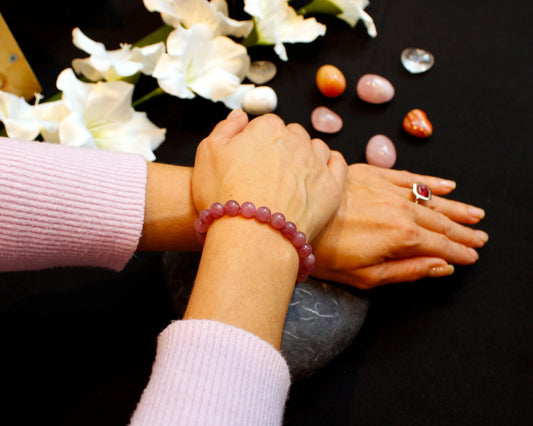 Rosenquarz Armband 8mm handgefertigt mit Edelsteinen aus Brasilien Schmuckstück für Liebe Harmonie und sanfte Eleganz Tiger Treasure - Qualität, inspiriert seit 1890