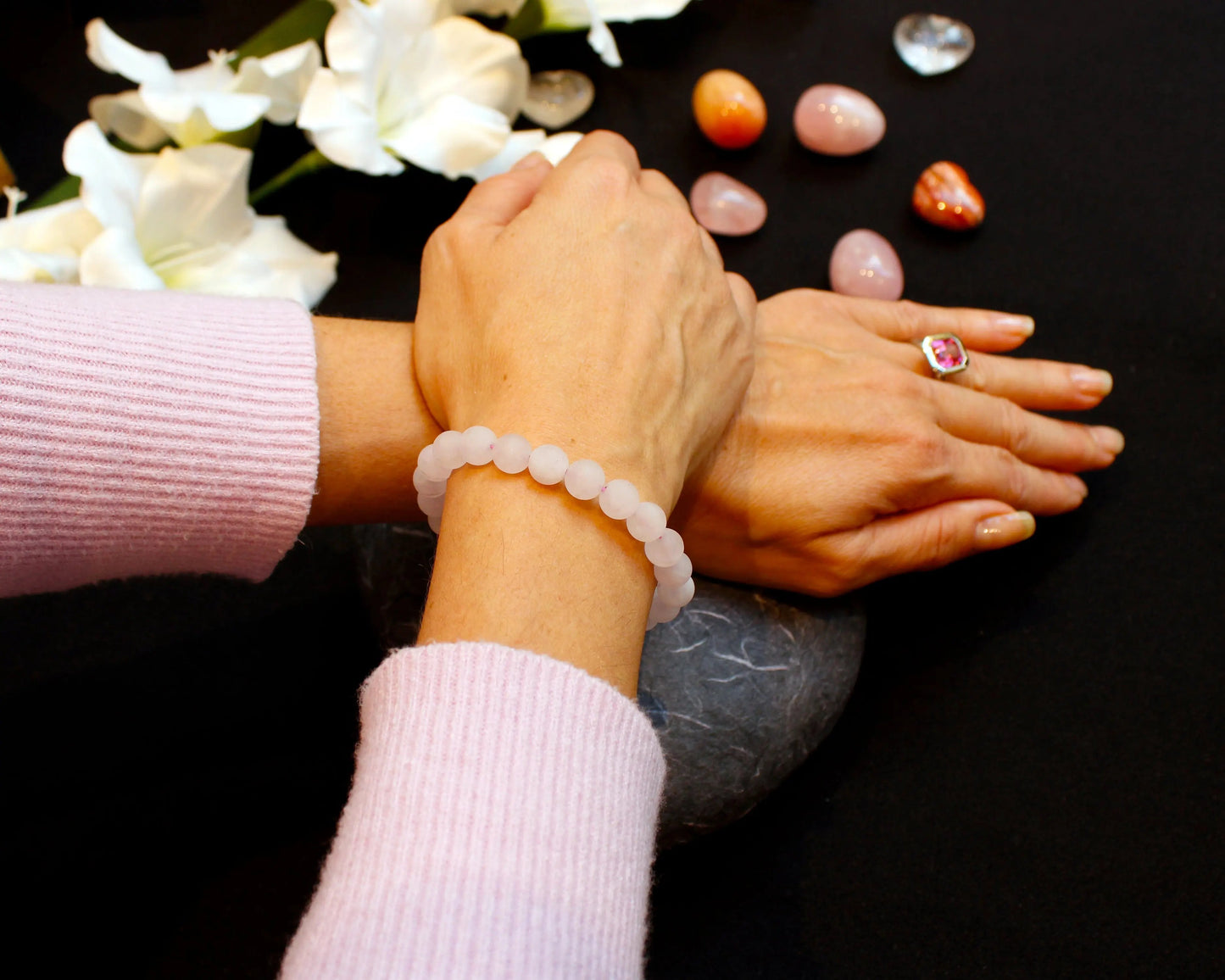 Rosenquarz Armband 8mm matt handgefertigt mit Edelsteinen aus Brasilien Schmuckstück für sanfte Harmonie und natürliche Eleganz Tiger Treasure - Qualität, inspiriert seit 1890