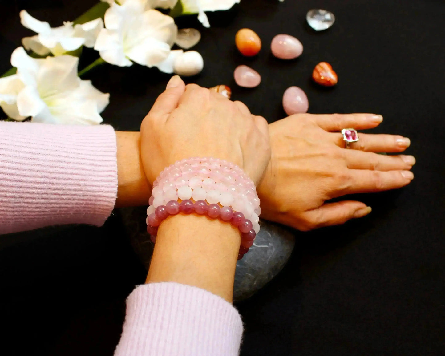 Rosenquarz Armband 8mm handgefertigt mit Edelsteinen aus Brasilien Schmuckstück für Liebe Harmonie und sanfte Eleganz Tiger Treasure - Qualität, inspiriert seit 1890