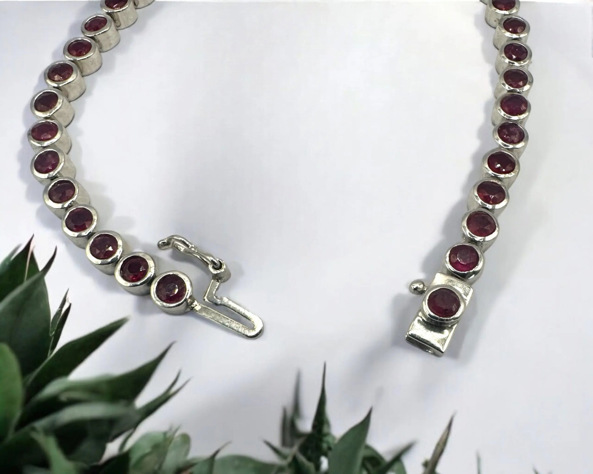 Silber Armband mit facettierten, reinheitsverbesserten Rubinen in Zargenfassung, 18,5 cm lang